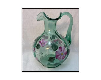 Vintage Fenton handbemalter Ewer-Krug, signiert D Robinson, salbeigrünes Glas mit Blumendekoration, 7 ""Gerüschter Kunstglasvase."