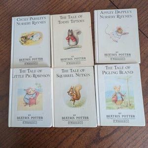 Peut inclure: Six livres pour enfants vintage de Beatrix Potter sont présentés. Les titres incluent "Cecily Parsley's Nursery Rhymes", "The Tale of Timmy Tiptoes" et "Appley Dapply's Nursery Rhymes". Chaque livre présente des illustrations d'animaux et est de couleur claire.