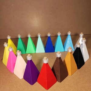 Puede incluir: Una colección de botellas coloridas en forma de pirámide con tapones de corcho. Las botellas están dispuestas en fila y presentan una variedad de colores, incluyendo amarillo, rosa, verde, azul y rojo. Las botellas miden unos 10 cm de alto.