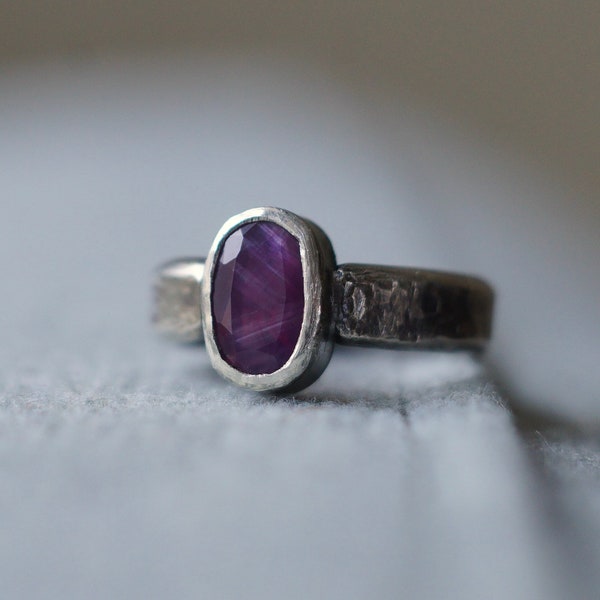 Raspberry! Size 4.75. Gorgeous purple sapphire ring in 925 sterling silver. Hammered band w patina finish. Trapiche-type inclusions