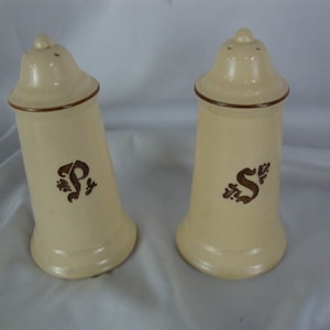 Vintage Pfaltzgraff Village Stoneware Salt and Pepper Shaker Table Set