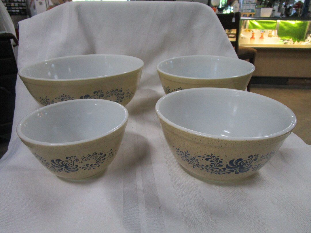 1976 Pyrex Homestead Tan Speckled Blue Floral Nesting Mixing Bowls Set