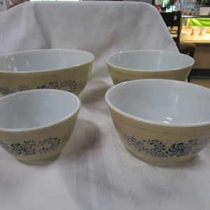 1976 Pyrex Homestead Tan Speckled Blue Floral Nesting Mixing Bowls Set of 4