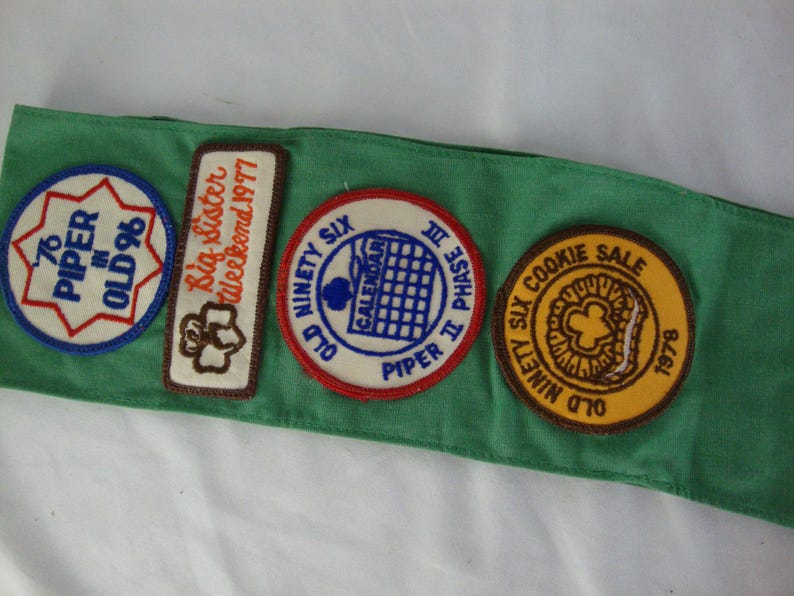 1970s Girl Scout #113 Sash with Pins and Badges Bild 3