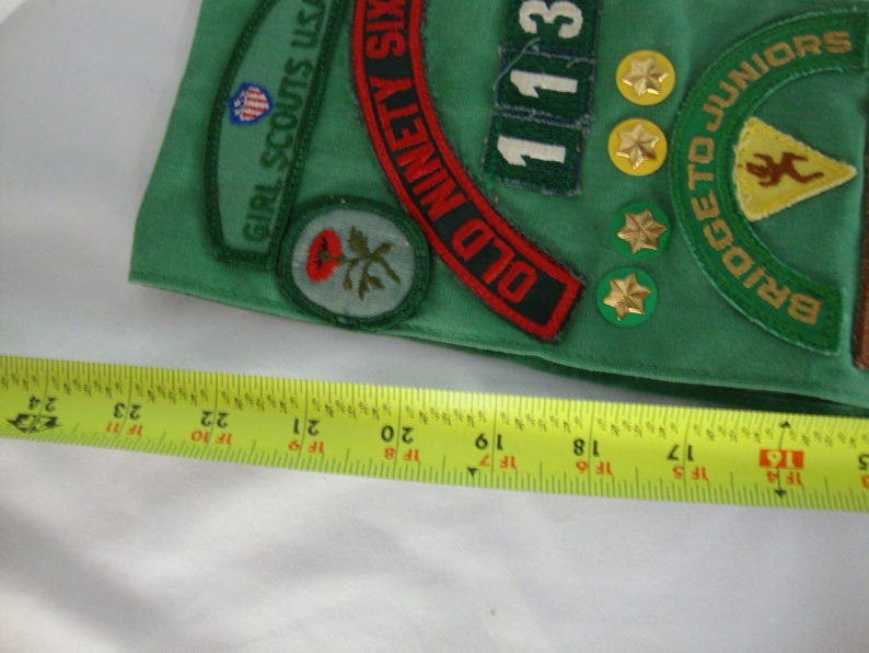 1970s Girl Scout #113 Sash with Pins and Badges Bild 7