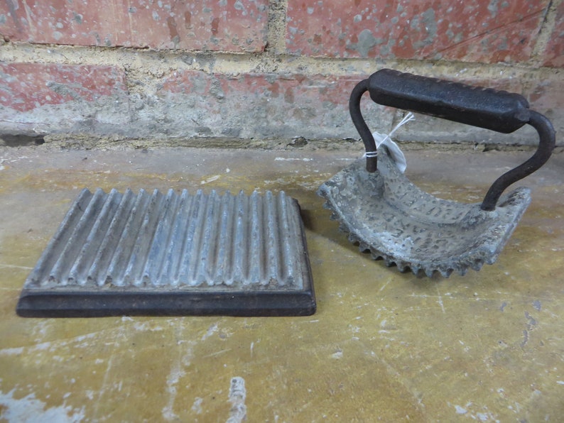 Cast Iron Geneva Hand Fluter Rocker /& Heater Base Antique Circa 1886