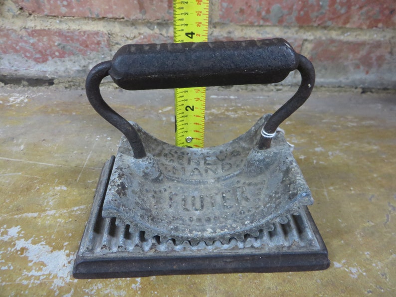 Cast Iron Geneva Hand Fluter Rocker /& Heater Base Antique Circa 1886