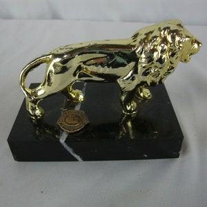 Vintage Lion&#39;s Club International Standing Lion on Black Marble Base Paperweight Figure Desk Decor