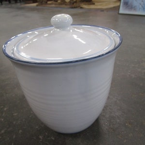 Pfaltzgraff USA 3 Quart White Ribbed Canister Cookie Jar