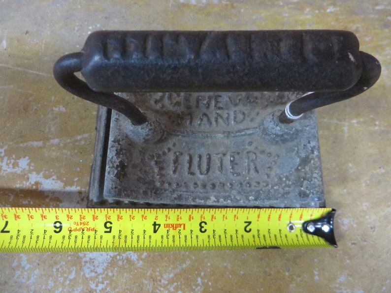 Cast Iron Geneva Hand Fluter Rocker /& Heater Base Antique Circa 1886