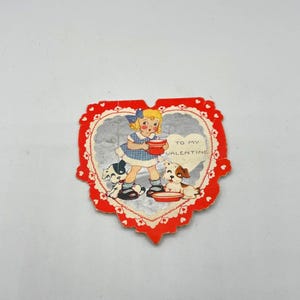 Carte de Saint-Valentin en aluminium vintage des années 30 représentant une petite fille tenant du lait à donner aux chiots
