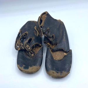Antike viktorianische Babyschuhe aus schwarzem Leder