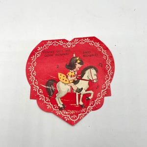 Carte de Saint-Valentin vintage des années 30 avec une petite fille sur un cheval de manège