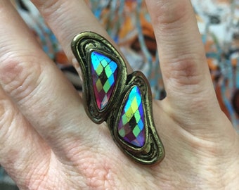 Irisierender Statement Ring - Abstrakte Geometrische Formen - Goldfarbenes Metall mit facettierten glänzenden Edelsteinen im Oil Slick Stil - Verstellbarer Ring