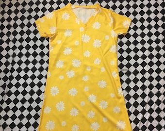 90s Does 60s Vintage Joyful Yellow Daisy Print House Dress - Short Sleeve Boho / Hippie Dress w/ Floral Pattern -  Casual A-Line Midi Dress