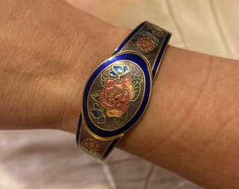Vintage Cloisonné Rose + Schmetterling Armband - Florales Manschetten Armband - Opalisierendes Blau, Pink, und Gold Armband mit Scharnier - Formelle Accessoires