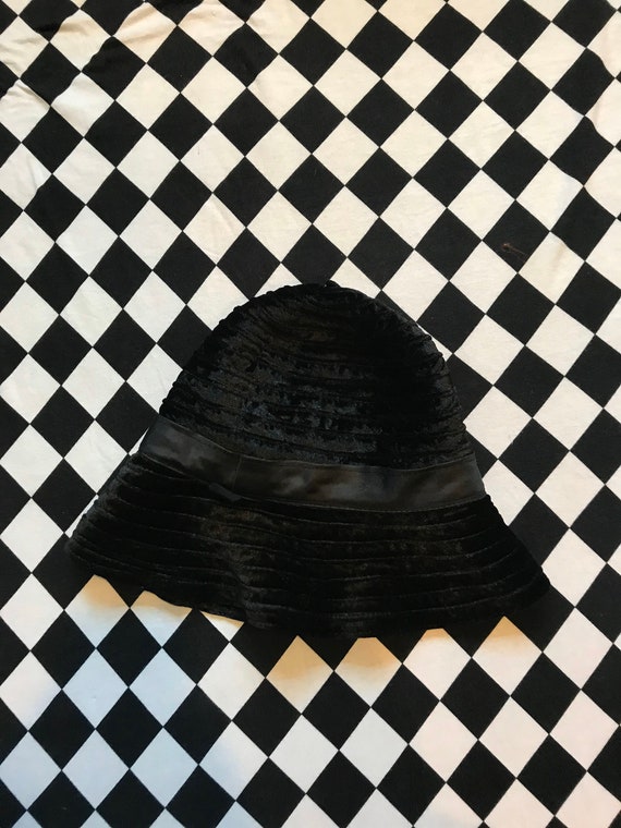 50s Vintage Black Velvet Cloche Hat - image 6