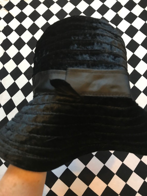50s Vintage Black Velvet Cloche Hat - image 3