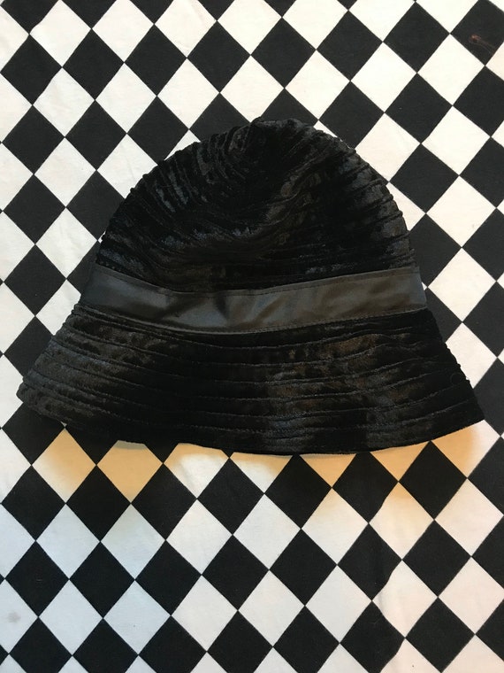 50s Vintage Black Velvet Cloche Hat - image 7