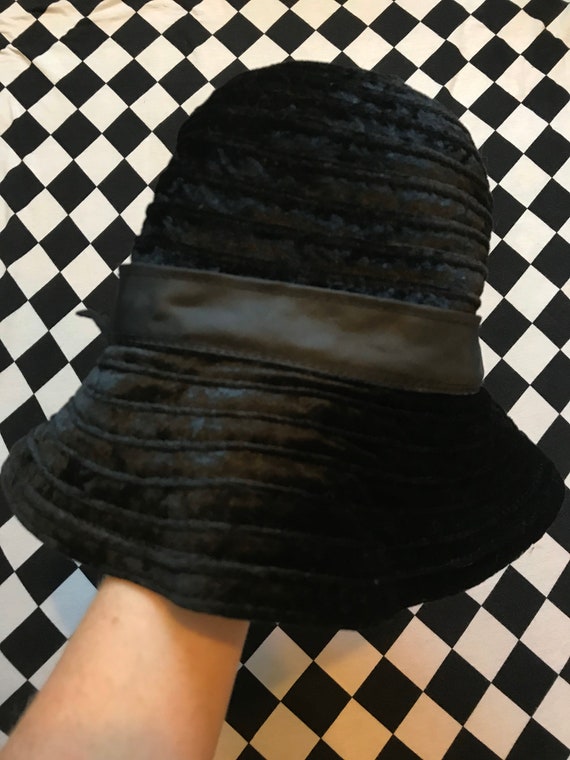 50s Vintage Black Velvet Cloche Hat - image 5