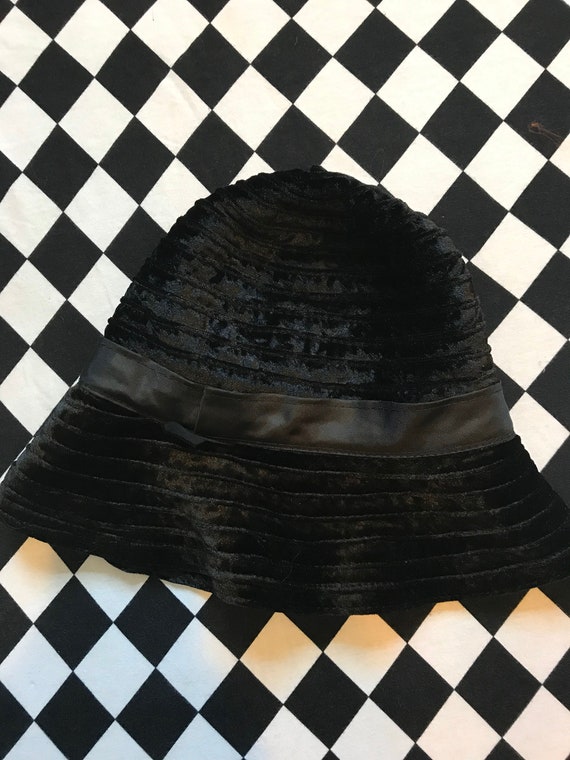 50s Vintage Black Velvet Cloche Hat - image 8