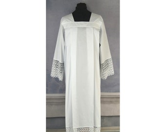 Traditional Priest Alb with pleats, White Alb, Albs for Priest, Catholic Alb, Liturgical Albs, Liturgical Vestments Albs, Exclusive Albs.