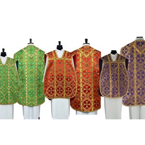 Römischer Stil Chasuble mit einem Manipel, Burse und Kelch Schleier. Gewänder für Priester, katholische Gewänder,