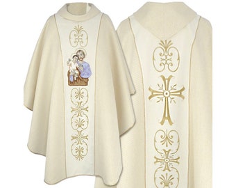 Może przedstawiać: Biała szata liturgiczna z haftem złotym. Przód przedstawia wizerunek św. Józefa trzymającego Dzieciątko Jezus. Tył przedstawia złoty krzyż z wzorami kwiatowymi.