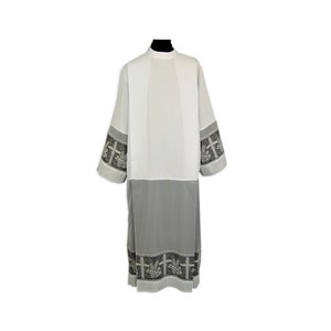 Priesteralb, witte alb, alb voor priester, katholieke alb, liturgische alb, exclusieve alb.