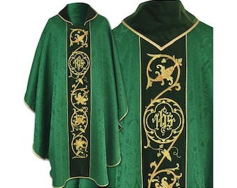 Może przedstawiać: Zielona szata liturgiczna z haftem złotym w postaci wzoru kwiatowego i liter "IHS".