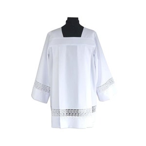 Traditionelle Priest Surplice mit eckigem Ausschnitt, Cotta mit Falten, Weiße Alb, Alben für Priester, katholische Alb, Liturgische Alben, Exklusive Alben.