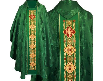 Może przedstawiać: Zielona kasel liturgiczna z haftem złotym i czerwonym. Kasel posiada centralny panel z napisem "IHS" i krzyżem.