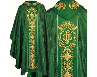 Może przedstawiać: Zielony strój liturgiczny z haftem złotym przedstawiającym litery "IHS" i wzory kwiatowe.