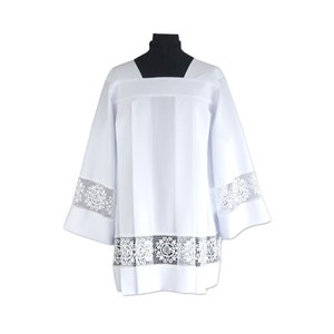 Traditionelle Priest Surplice mit eckigem Ausschnitt, Cotta mit Falten, Weiße Alb, Alben für Priester, katholische Alb, Liturgische Alben, Exklusive Alben.