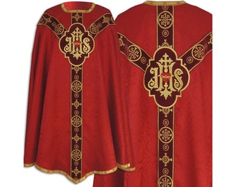 Może przedstawiać: Czerwona szata liturgiczna z haftem złotym przedstawiającym monogram IHS i święte serce. Szata ma bordową lamówkę i ozdobny wzór.