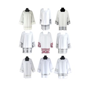 Traditionelle Priest Surplice mit eckigem Ausschnitt, Cotta mit Falten, Weiße Alb, Alben für Priester, katholische Alb, Liturgische Alben, Exklusive Alben.