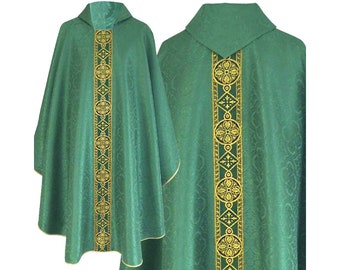 Może przedstawiać: Zielona kasel liturgiczna z haftem złotym. Kasel posiada centralny pionowy pas z powtarzającym się wzorem stylizowanych kwiatów i krzyży.