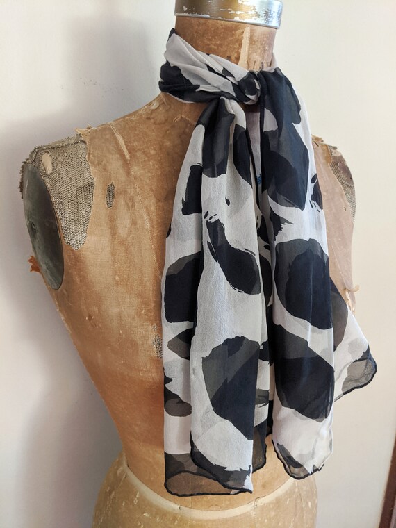 Black and White Patterned Scarf | Vintage 1980s P… - image 2