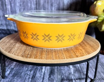 Vintage Pyrex #471 Round Casserole Dish - “Town and Country”