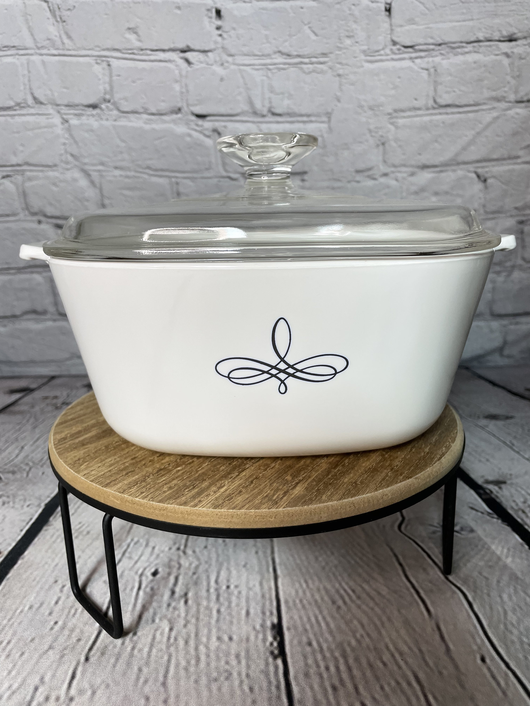 Vintage Corningware 2 1/2 qt Covered Casserole Dish - “Trefoil”