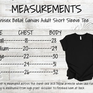 K&ouml;nnte beinhalten: Eine Gr&ouml;&szlig;entabelle f&uuml;r ein Unisex Bella Canvas T-Shirt mit kurzen &Auml;rmeln. Die Tabelle zeigt die Brust- und K&ouml;rperma&szlig;e in Zoll f&uuml;r die Gr&ouml;&szlig;en S bis 2XL. Die Tabelle befindet sich auf einem wei&szlig;en Holzmaserungshintergrund.