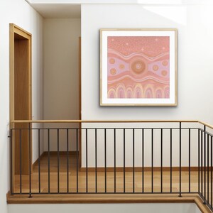 K&ouml;nnte beinhalten: Gerahmtes abstraktes Gem&auml;lde in warmen Farben wie Rosa, Pfirsich und Gold. Das Kunstwerk zeigt ein zentrales kreisf&ouml;rmiges Design mit strahlenf&ouml;rmigen Linien und Punkten, umgeben von wellenf&ouml;rmigen Linien und Bogenformen. Der Hintergrund weist ein Sternenmuster auf.