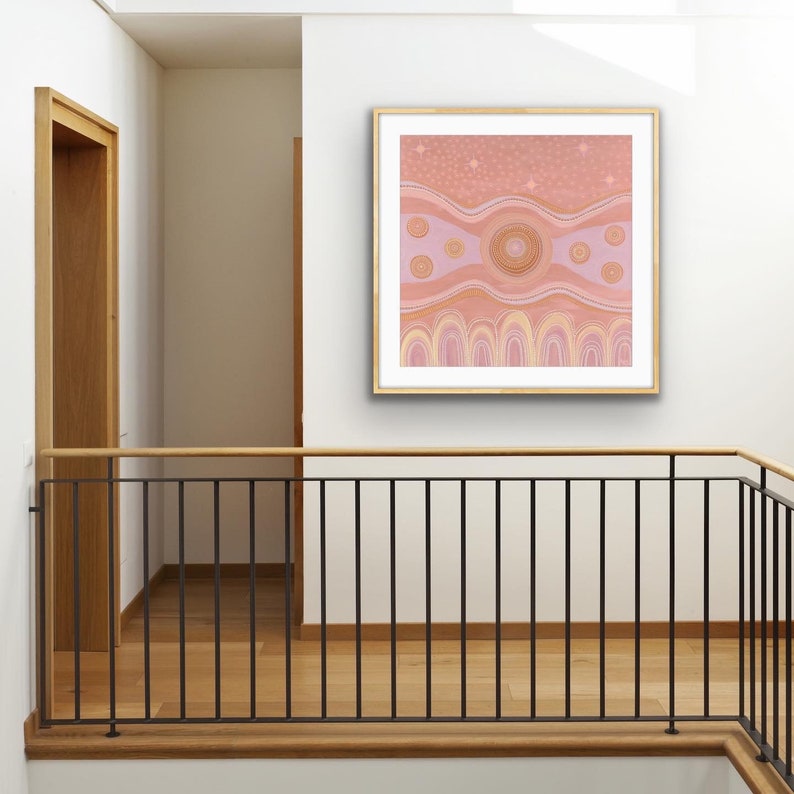 K&ouml;nnte beinhalten: Gerahmtes abstraktes Gem&auml;lde in warmen Farben wie Rosa, Pfirsich und Gold. Das Kunstwerk zeigt ein zentrales kreisf&ouml;rmiges Design mit strahlenf&ouml;rmigen Linien und Punkten, umgeben von wellenf&ouml;rmigen Linien und Bogenformen. Der Hintergrund weist ein Sternenmuster auf.