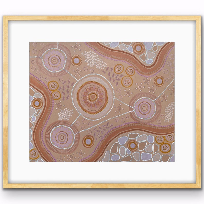 Pode incluir: Obra de arte abstrata emoldurada, apresentando um fundo bege com um padr&atilde;o de c&iacute;rculos, pontos e linhas em tons de castanho, rosa e branco. A obra est&aacute; emoldurada em madeira castanha clara, adequada para decora&ccedil;&atilde;o.
