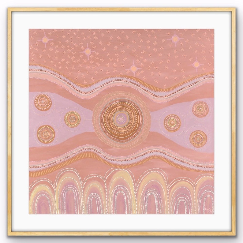 K&ouml;nnte beinhalten: Abstrakte Malerei in einem Holzrahmen. Das Kunstwerk zeigt eine warme Farbpalette aus Rosa, Pfirsich und Gold. Das Design umfasst kreisf&ouml;rmige und wellenf&ouml;rmige Muster mit einem strukturierten Hintergrund und sternartigen Formen.