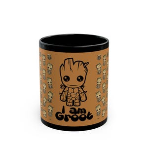 Puede incluir: Taza de cerámica negra y marrón con una imagen de dibujos animados de Groot y el texto "I am Groot". La taza tiene un patrón repetido de pequeñas imágenes de Groot en los laterales.