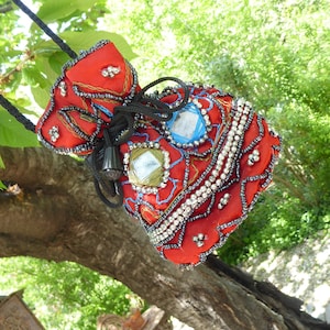 Rote bestickte Tasche mit Perlen und Spiegeln