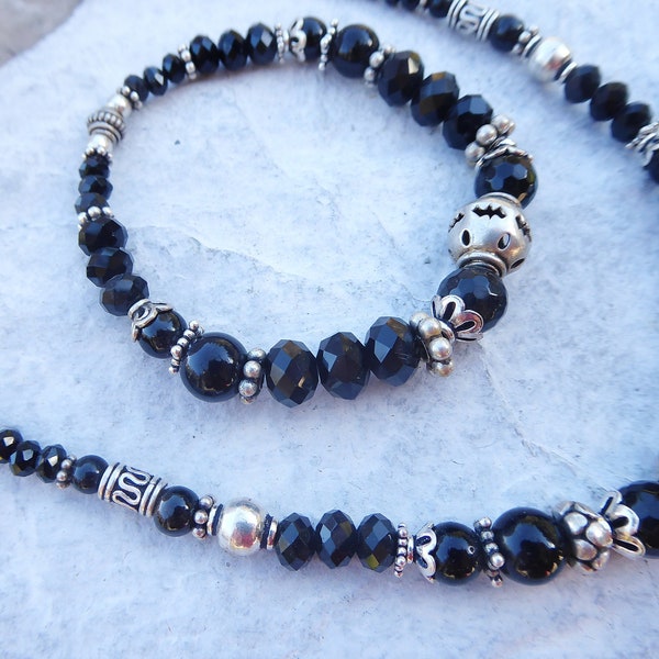 Bracelet perles noires et perles décoratives