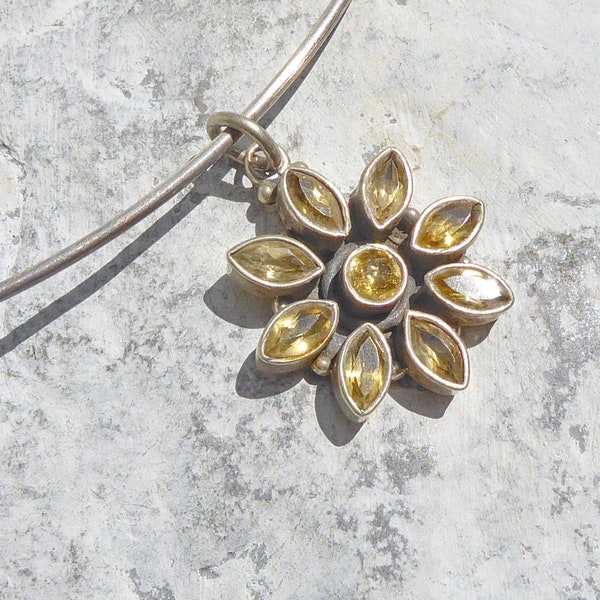 Collier médaillon fleur citrine