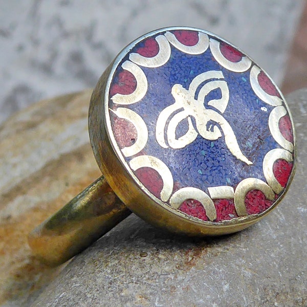 Bague ronde inspiration tibétaine lapis corail